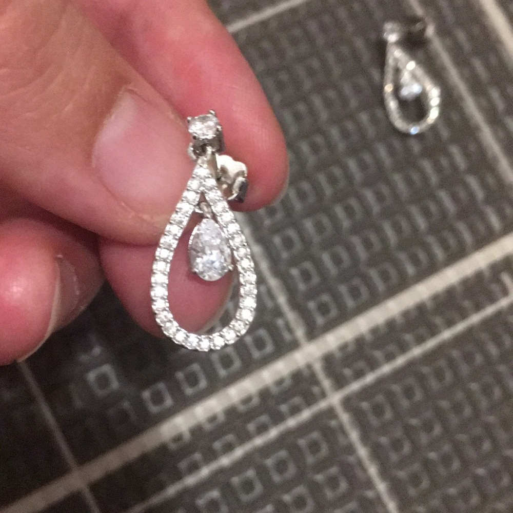 NWOT- Rhinestone Dangle earrings - Picture 4 of 4